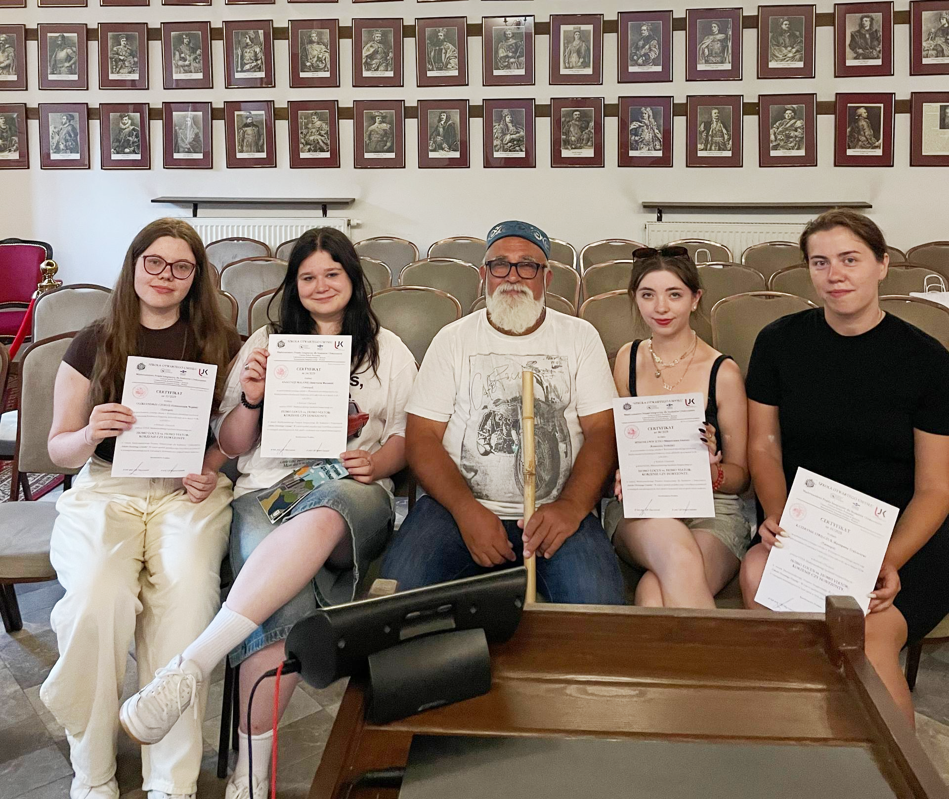 Студентки ТНПУ разом із професором О. Лещаком.png